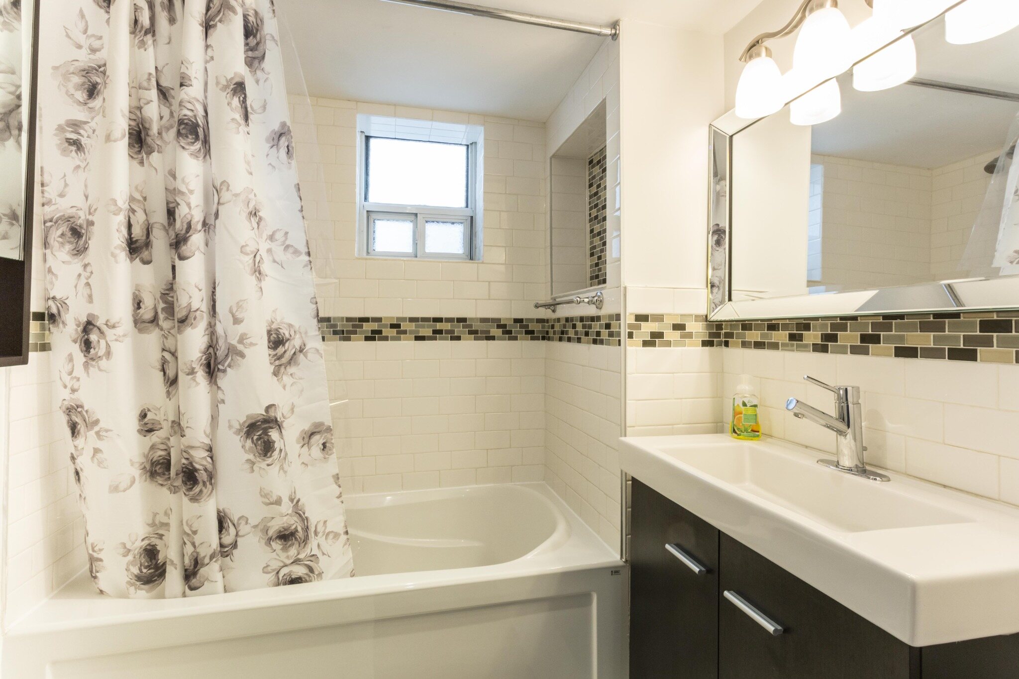 Four-piece bathroom with vanity